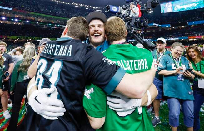 Bilder des Jahres 2025, Sport 02 Februar Sport Themen der Woche KW06 Sport Bilder des Tages Philadelphia Eagles tight end Grant Calcaterra (C) greets family members during celebrations after the Eagles defeated the Chiefs 40-22 in Super Bowl LIX at Caesars Superdome in New Orleans on Sunday, February 9, 2025.  SBP20250209194 JOHNNYxANGELILLO