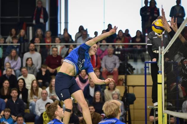Felix Gudermuth (Volley YoungStars Friedrichshafen, 05) schlaegt in den Rottenburger Block TV Rottenburg vs. Volley YoungStars Friedrichshafen, Volleyball, 2. Bundesliga Sued, 18. Spieltag, Saison 2024 2025, 09.02.2025, TV Rottenburg vs. Volley YoungStars Friedrichshafen, Volleyball, 2. Bundesliga Sued, 18. Spieltag, Saison 2024 2025, 09.02.2025 Rottenburg Copyright: xEibner-Pressefoto RalphxKunzex EP_RKE