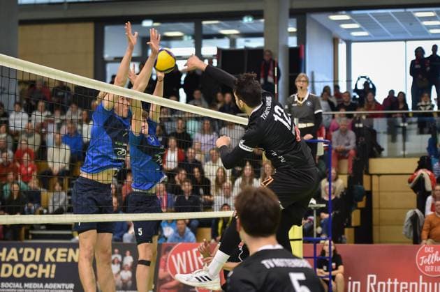 Yannick Menke (TV Rottenburg, 12) schlaegt den Block an, Kasper Groeger (Volley YoungStars Friedrichshafen, 07) und Felix Gudermuth (Volley YoungStars Friedrichshafen, 05) TV Rottenburg vs. Volley YoungStars Friedrichshafen, Volleyball, 2. Bundesliga Sued, 18. Spieltag, Saison 2024 2025, 09.02.2025, TV Rottenburg vs. Volley YoungStars Friedrichshafen, Volleyball, 2. Bundesliga Sued, 18. Spieltag, Saison 2024 2025, 09.02.2025 Rottenburg Copyright: xEibner-Pressefoto RalphxKunzex EP_RKE