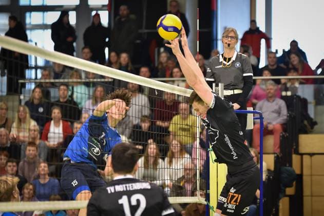 Anton Mueller (Volley YoungStars Friedrichshafen, 15) gegen den Block von Niklas Lichtenauer (TV Rottenburg, 08) TV Rottenburg vs. Volley YoungStars Friedrichshafen, Volleyball, 2. Bundesliga Sued, 18. Spieltag, Saison 2024 2025, 09.02.2025, TV Rottenburg vs. Volley YoungStars Friedrichshafen, Volleyball, 2. Bundesliga Sued, 18. Spieltag, Saison 2024 2025, 09.02.2025 Rottenburg Copyright: xEibner-Pressefoto RalphxKunzex EP_RKE