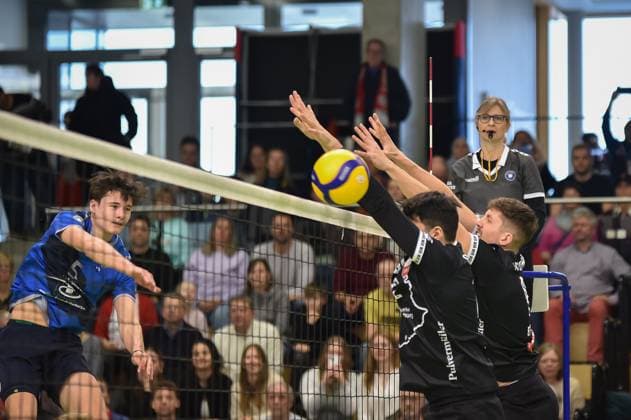 Felix Gudermuth (Volley YoungStars Friedrichshafen, 05) schlaegt am Rottenburger Block vorbei, Yannick Menke (TV Rottenburg, 12) und Sam Elgert (TV Rottenburg, 09) TV Rottenburg vs. Volley YoungStars Friedrichshafen, Volleyball, 2. Bundesliga Sued, 18. Spieltag, Saison 2024 2025, 09.02.2025, TV Rottenburg vs. Volley YoungStars Friedrichshafen, Volleyball, 2. Bundesliga Sued, 18. Spieltag, Saison 2024 2025, 09.02.2025 Rottenburg Copyright: xEibner-Pressefoto RalphxKunzex EP_RKE