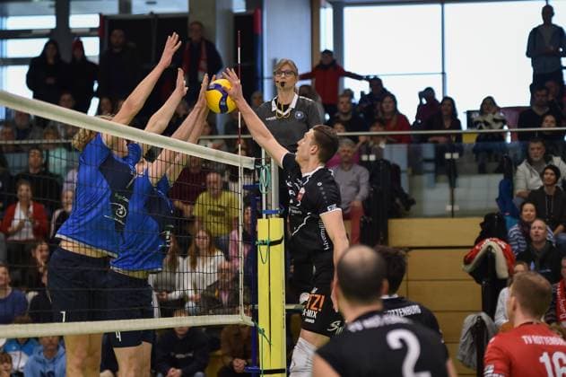 ueber dem Netz, Niklas Lichtenauer (TV Rottenburg, 08) drueckt den Ball gegen Pekka Arne Stapelfeldt (Volley YoungStars Friedrichshafen, 04), davor Kasper Groeger (Volley YoungStars Friedrichshafen, 07) TV Rottenburg vs. Volley YoungStars Friedrichshafen, Volleyball, 2. Bundesliga Sued, 18. Spieltag, Saison 2024 2025, 09.02.2025, TV Rottenburg vs. Volley YoungStars Friedrichshafen, Volleyball, 2. Bundesliga Sued, 18. Spieltag, Saison 2024 2025, 09.02.2025 Rottenburg Copyright: xEibner-Pressefoto RalphxKunzex EP_RKE
