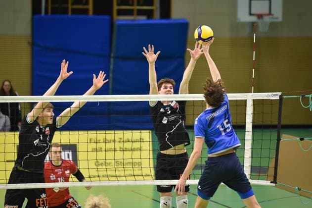 Anton Mueller (Volley YoungStars Friedrichshafen, 15) gegen David Dornauf (TV Rottenburg, 05) TV Rottenburg vs. Volley YoungStars Friedrichshafen, Volleyball, 2. Bundesliga Sued, 18. Spieltag, Saison 2024 2025, 09.02.2025, TV Rottenburg vs. Volley YoungStars Friedrichshafen, Volleyball, 2. Bundesliga Sued, 18. Spieltag, Saison 2024 2025, 09.02.2025 Rottenburg Copyright: xEibner-Pressefoto RalphxKunzex EP_RKE