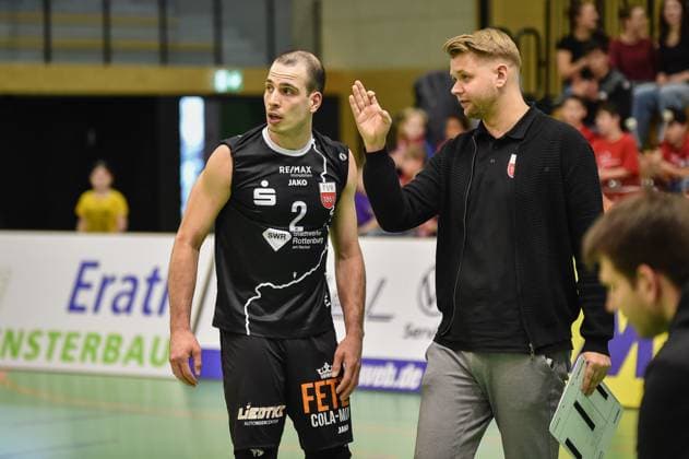 Moritz Rauber (TV Rottenburg, 02) und Jan Scheuermann (TV Rottenburg, Trainer) im Gespraech TV Rottenburg vs. Volley YoungStars Friedrichshafen, Volleyball, 2. Bundesliga Sued, 18. Spieltag, Saison 2024 2025, 09.02.2025, TV Rottenburg vs. Volley YoungStars Friedrichshafen, Volleyball, 2. Bundesliga Sued, 18. Spieltag, Saison 2024 2025, 09.02.2025 Rottenburg Copyright: xEibner-Pressefoto RalphxKunzex EP_RKE