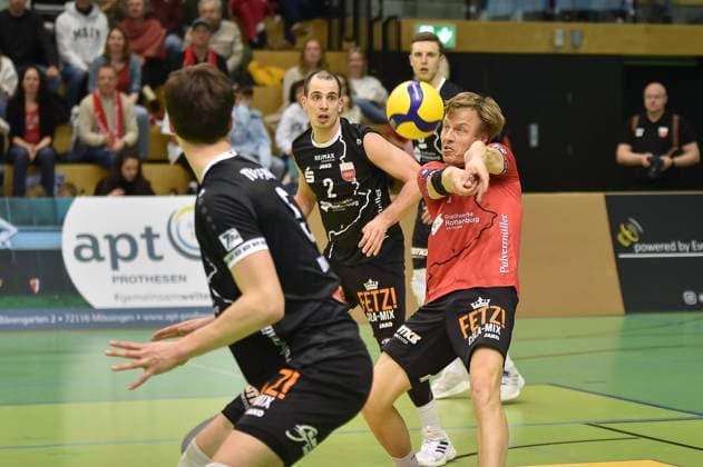 Dirk Mehlberg (TV Rottenburg, 01) bei der Annahme, dahinter Moritz Rauber (TV Rottenburg, 02), davor David Dornauf (TV Rottenburg, 05) TV Rottenburg vs. Volley YoungStars Friedrichshafen, Volleyball, 2. Bundesliga Sued, 18. Spieltag, Saison 2024 2025, 09.02.2025, TV Rottenburg vs. Volley YoungStars Friedrichshafen, Volleyball, 2. Bundesliga Sued, 18. Spieltag, Saison 2024 2025, 09.02.2025 Rottenburg Copyright: xEibner-Pressefoto RalphxKunzex EP_RKE