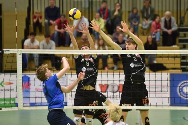 Pekka Arne Stapelfeldt (Volley YoungStars Friedrichshafen, 04) gegen Sam Elgert (TV Rottenburg, 09), Jan Huber (TV Rottenburg, 03) TV Rottenburg vs. Volley YoungStars Friedrichshafen, Volleyball, 2. Bundesliga Sued, 18. Spieltag, Saison 2024 2025, 09.02.2025, TV Rottenburg vs. Volley YoungStars Friedrichshafen, Volleyball, 2. Bundesliga Sued, 18. Spieltag, Saison 2024 2025, 09.02.2025 Rottenburg Copyright: xEibner-Pressefoto RalphxKunzex EP_RKE