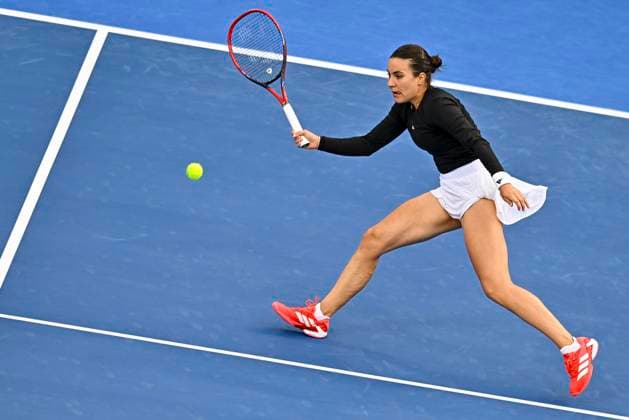 (250210) -- DOHA, Feb. 10, 2025 -- Elena-Gabriela Ruse of Romania hits a return during women s singles round of 64 match between Elena-Gabriela Ruse of Romania and Maria Sakkari of Greece at the WTA, Tennis Damen Qatar Open tennis tournament in Doha, Qatar, Feb. 9, 2025. (Photo by Xinhua) (SP)QATAR-DOHA-TENNIS-WTA-QATAR OPEN Nikku 