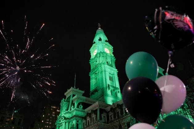 Sport Themen der Woche KW06 Sport Bilder des Tages Philadelphia Eagles Fans Celebrate Super Bowl Win Fireworks are set off as Philadelphia Eagles fans celebrate the team s victory over the Kansas City Chiefs in Super Bowl LIX in the streets near Philadelphia City Hall in Philadelphia, Pennsylvania on February 9, 2025. Philadelphia Pennsylvania United States Copyright: xBryanxDozierx