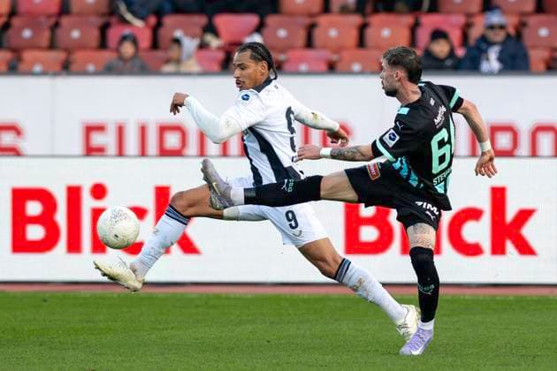 Juan Jose Perea, FCZ, re. Mihailo Stevanovic, FCSG, FC Zürich - FC St. Gallen, Super League, Fussball, 09.02.2025