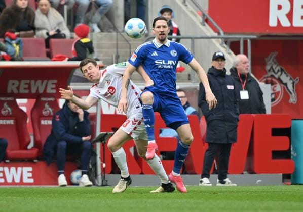 Janik Bachmann (FC Schalke 04), Dominique Heintz (1.FC Koeln), v.re. 09.02.2025, Fussball 2. Bundesliga, 21. Spieltag, Saison 2024 2025 1. FC Köln - FC Schalke 04 1:0 Koeln Rhein Energie Stadion Nordrhein Westfalen Deutschland