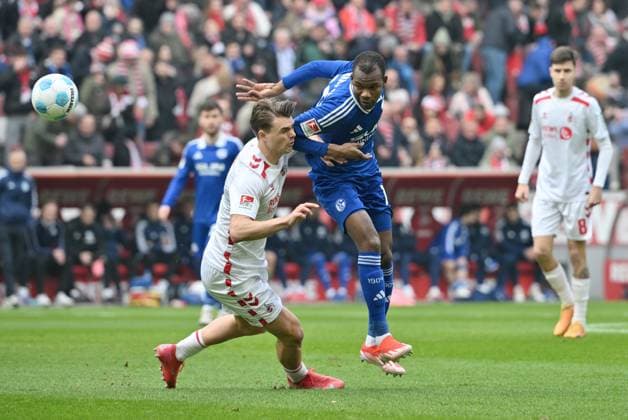 Pape Meissa Ba (FC Schalke 04), Joel Schmied (1.FC Koeln), v.re. 09.02.2025, Fussball 2. Bundesliga, 21. Spieltag, Saison 2024 2025 1. FC Köln - FC Schalke 04 1:0 Koeln Rhein Energie Stadion Nordrhein Westfalen Deutschland