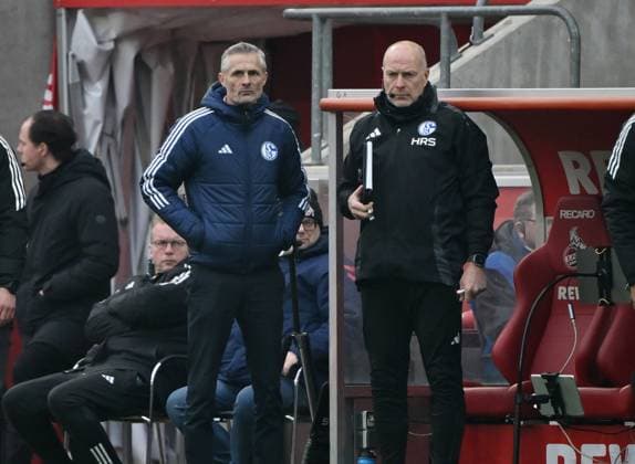 Trainer Kees van Wonderen (FC Schalke 04), Robert Molenaar (Co Trainer Schalke 04), v.li. 09.02.2025, Fussball 2. Bundesliga, 21. Spieltag, Saison 2024 2025 1. FC Köln - FC Schalke 04 1:0 Koeln Rhein Energie Stadion Nordrhein Westfalen Deutschland *** Coach Kees van Wonderen FC Schalke 04 , Robert Molenaar Co Coach Schalke 04 , v li 09 02 2025, Soccer 2 Bundesliga, 21 Matchday, Season 2024 2025 1 FC Köln FC Schalke 04 1 0 Koeln Rhein Energie Stadion Nordrhein Westfalen Germany Team2