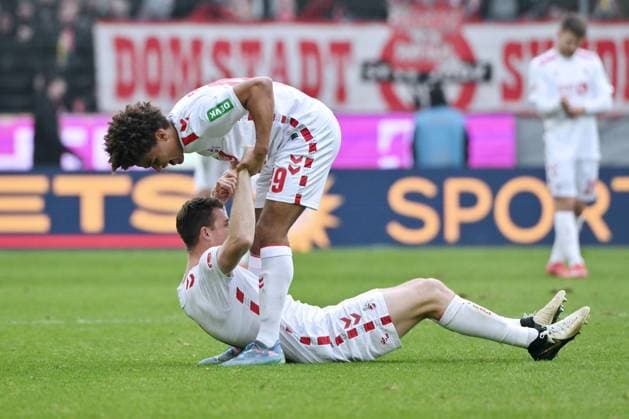 Jubel Neo Telle (1.FC Koeln), oben und Dominique Heintz (1.FC Koeln) nach dem Abpfiff 09.02.2025, Fussball 2. Bundesliga, 21. Spieltag, Saison 2024 2025 1. FC Köln - FC Schalke 04 1:0 Koeln Rhein Energie Stadion Nordrhein Westfalen Deutschland