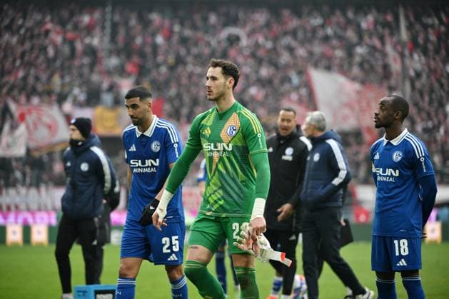 Aymen Barkok (FC Schalke 04), Torwart Justin Heekeren (FC Schalke 04), Christopher Antwi-Adjei (Schalke 04), v.li., nach dem Spiel 09.02.2025, Fussball 2. Bundesliga, 21. Spieltag, Saison 2024 2025 1. FC Köln - FC Schalke 04 1:0 Koeln Rhein Energie Stadion Nordrhein Westfalen Deutschland