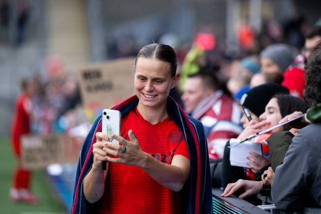 Klara Buehl (FC Bayern Muenchen, 17) macht Selfies mit den Fans, GER, TSG 1899 Hoffenheim vs FC Bayern Muenchen, Fussball Google Pixel Frauen Bundesliga, 14. Spieltag, Saison 2024 2025, 09.02.2025 DFB regulations prohibit any use of photographs as image sequences and or quasi-video GER, TSG 1899 Hoffenheim vs FC Bayern Muenchen, Fussball Google Pixel Frauen Bundesliga, 14. Spieltag, Saison 2024 2025, 09.02.2025 Hoffenheim Copyright: xEibner-Pressefoto Memmlerx EP_MMR