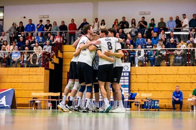 09.02.2025, GER, Volleyball, 2.BL Maenner Sued, Saison 2024 2025, Blue Volleys Gotha - Barock Volleys MTV Ludwigsburg Dominik Duchac (Blue Volleys Gotha) Justus Krausse (Blue Volleys Gotha) Maximum Crowder (Blue Volleys Gotha) Hannes Krochmann (Blue Volleys Gotha) 99867 Gotha Sporthalle Sportanlage Ernesti Thüringen Deutschland