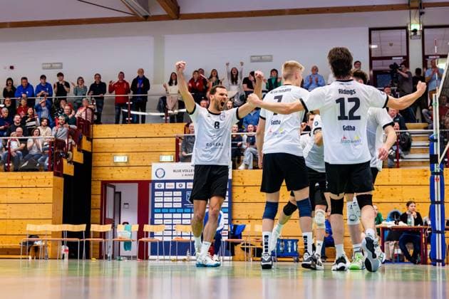 09.02.2025, GER, Volleyball, 2.BL Maenner Sued, Saison 2024 2025, Blue Volleys Gotha - Barock Volleys MTV Ludwigsburg Daniel Mark Ridings (Blue Volleys Gotha) Hannes Krochmann (Blue Volleys Gotha) Dominik Duchac (Blue Volleys Gotha) 99867 Gotha Sporthalle Sportanlage Ernesti Thüringen Deutschland