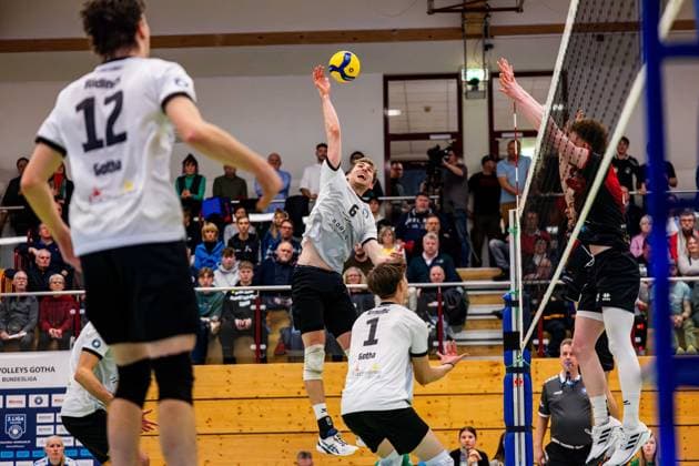 09.02.2025, GER, Volleyball, 2.BL Maenner Sued, Saison 2024 2025, Blue Volleys Gotha - Barock Volleys MTV Ludwigsburg Erik Niederluecke (Blue Volleys Gotha) 99867 Gotha Sporthalle Sportanlage Ernesti Thüringen Deutschland