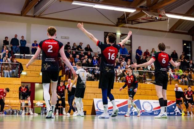 09.02.2025, GER, Volleyball, 2.BL Maenner Sued, Saison 2024 2025, Blue Volleys Gotha - Barock Volleys MTV Ludwigsburg Philipp Herrmann (Barock Volleys MTV Ludwigsburg) Tim Koepfli (Barock Volleys MTV Ludwigsburg) 99867 Gotha Sporthalle Sportanlage Ernesti Thüringen Deutschland