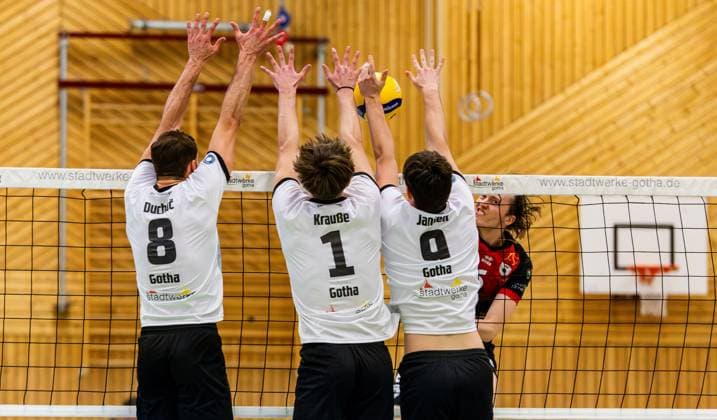 09.02.2025, GER, Volleyball, 2.BL Maenner Sued, Saison 2024 2025, Blue Volleys Gotha - Barock Volleys MTV Ludwigsburg Ben-Simon Bonin (Barock Volleys MTV Ludwigsburg) Dominik Duchac (Blue Volleys Gotha) Justus Krausse (Blue Volleys Gotha) Finn Jansen (Blue Volleys Gotha) 99867 Gotha Sporthalle Sportanlage Ernesti Thüringen Deutschland