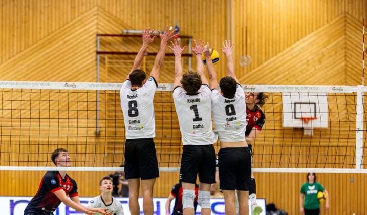 09.02.2025, GER, Volleyball, 2.BL Maenner Sued, Saison 2024 2025, Blue Volleys Gotha - Barock Volleys MTV Ludwigsburg Ben-Simon Bonin (Barock Volleys MTV Ludwigsburg) Dominik Duchac (Blue Volleys Gotha) Justus Krausse (Blue Volleys Gotha) Finn Jansen (Blue Volleys Gotha) 99867 Gotha Sporthalle Sportanlage Ernesti Thüringen Deutschland