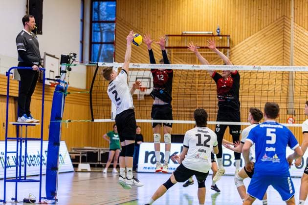 09.02.2025, GER, Volleyball, 2.BL Maenner Sued, Saison 2024 2025, Blue Volleys Gotha - Barock Volleys MTV Ludwigsburg Richard Werner (Blue Volleys Gotha) Mykyta Shapovalov (Barock Volleys MTV Ludwigsburg) Darius Diefenbach (Barock Volleys MTV Ludwigsburg) 99867 Gotha Sporthalle Sportanlage Ernesti Thüringen Deutschland
