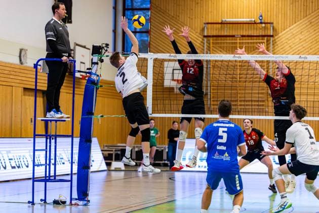 09.02.2025, GER, Volleyball, 2.BL Maenner Sued, Saison 2024 2025, Blue Volleys Gotha - Barock Volleys MTV Ludwigsburg Richard Werner (Blue Volleys Gotha) Mykyta Shapovalov (Barock Volleys MTV Ludwigsburg) Darius Diefenbach (Barock Volleys MTV Ludwigsburg) 99867 Gotha Sporthalle Sportanlage Ernesti Thüringen Deutschland