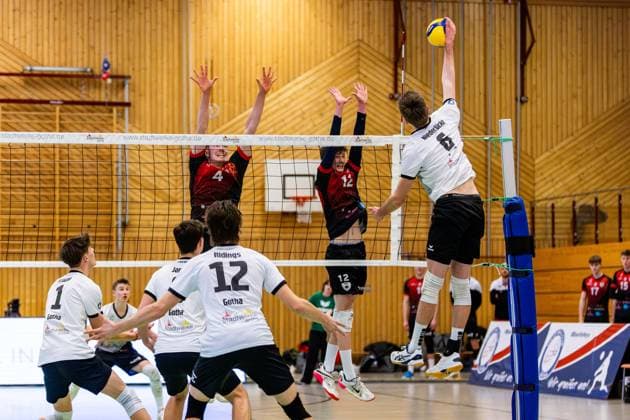 09.02.2025, GER, Volleyball, 2.BL Maenner Sued, Saison 2024 2025, Blue Volleys Gotha - Barock Volleys MTV Ludwigsburg Erik Niederluecke (Blue Volleys Gotha) Mykyta Shapovalov (Barock Volleys MTV Ludwigsburg) Darius Diefenbach (Barock Volleys MTV Ludwigsburg) 99867 Gotha Sporthalle Sportanlage Ernesti Thüringen Deutschland