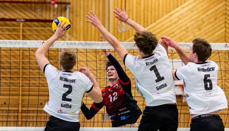 09.02.2025, GER, Volleyball, 2.BL Maenner Sued, Saison 2024 2025, Blue Volleys Gotha - Barock Volleys MTV Ludwigsburg Mykyta Shapovalov (Barock Volleys MTV Ludwigsburg) Richard Werner (Blue Volleys Gotha) Justus Krausse (Blue Volleys Gotha) Erik Niederluecke (Blue Volleys Gotha) 99867 Gotha Sporthalle Sportanlage Ernesti Thüringen Deutschland