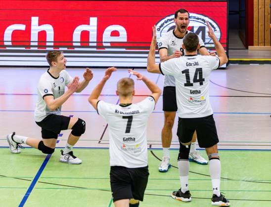 09.02.2025, GER, Volleyball, 2.BL Maenner Sued, Saison 2024 2025, Blue Volleys Gotha - Barock Volleys MTV Ludwigsburg Dominik Duchac (Blue Volleys Gotha) Tomasz Gorski (Blue Volleys Gotha) Richard Werner (Blue Volleys Gotha) Hannes Krochmann (Blue Volleys Gotha) 99867 Gotha Sporthalle Sportanlage Ernesti Thüringen Deutschland