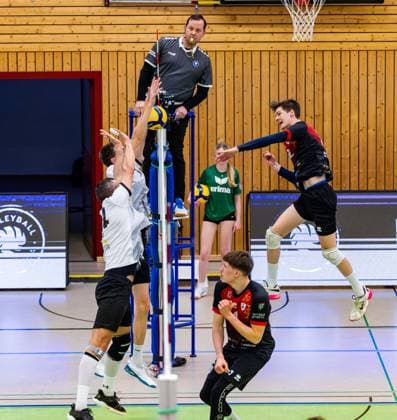 09.02.2025, GER, Volleyball, 2.BL Maenner Sued, Saison 2024 2025, Blue Volleys Gotha - Barock Volleys MTV Ludwigsburg Mykyta Shapovalov (Barock Volleys MTV Ludwigsburg) Christoph Assmann (Blue Volleys Gotha) Tomasz Gorski (Blue Volleys Gotha) 99867 Gotha Sporthalle Sportanlage Ernesti Thüringen Deutschland