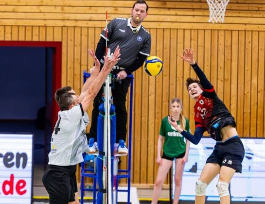 09.02.2025, GER, Volleyball, 2.BL Maenner Sued, Saison 2024 2025, Blue Volleys Gotha - Barock Volleys MTV Ludwigsburg Mykyta Shapovalov (Barock Volleys MTV Ludwigsburg) Christoph Assmann (Blue Volleys Gotha) Tomasz Gorski (Blue Volleys Gotha) 99867 Gotha Sporthalle Sportanlage Ernesti Thüringen Deutschland