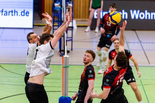 09.02.2025, GER, Volleyball, 2.BL Maenner Sued, Saison 2024 2025, Blue Volleys Gotha - Barock Volleys MTV Ludwigsburg Tim Koepfli (Barock Volleys MTV Ludwigsburg) Tomasz Gorski (Blue Volleys Gotha) Erik Niederluecke (Blue Volleys Gotha) 99867 Gotha Sporthalle Sportanlage Ernesti Thüringen Deutschland