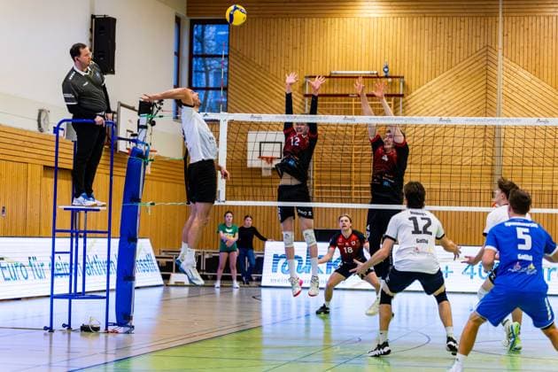 09.02.2025, GER, Volleyball, 2.BL Maenner Sued, Saison 2024 2025, Blue Volleys Gotha - Barock Volleys MTV Ludwigsburg Dominik Duchac (Blue Volleys Gotha) Mykyta Shapovalov (Barock Volleys MTV Ludwigsburg) Darius Diefenbach (Barock Volleys MTV Ludwigsburg) 99867 Gotha Sporthalle Sportanlage Ernesti Thüringen Deutschland