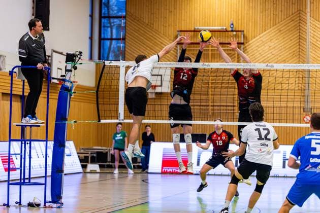09.02.2025, GER, Volleyball, 2.BL Maenner Sued, Saison 2024 2025, Blue Volleys Gotha - Barock Volleys MTV Ludwigsburg Dominik Duchac (Blue Volleys Gotha) Mykyta Shapovalov (Barock Volleys MTV Ludwigsburg) Darius Diefenbach (Barock Volleys MTV Ludwigsburg) 99867 Gotha Sporthalle Sportanlage Ernesti Thüringen Deutschland