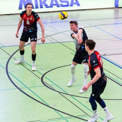09.02.2025, GER, Volleyball, 2.BL Maenner Sued, Saison 2024 2025, Blue Volleys Gotha - Barock Volleys MTV Ludwigsburg Laurin Schiegl (Barock Volleys MTV Ludwigsburg) Ben-Simon Bonin (Barock Volleys MTV Ludwigsburg) Tim Koepfli (Barock Volleys MTV Ludwigsburg) 99867 Gotha Sporthalle Sportanlage Ernesti Thüringen Deutschland
