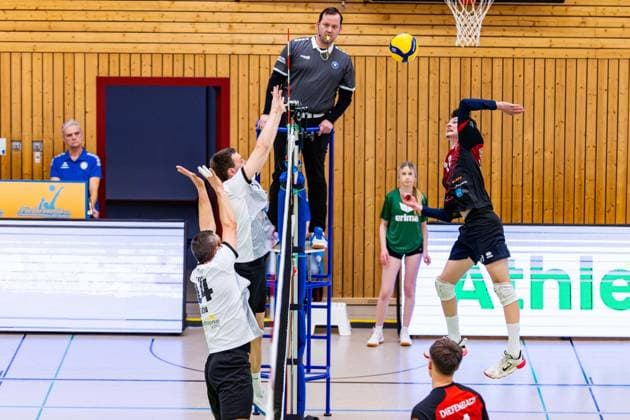 09.02.2025, GER, Volleyball, 2.BL Maenner Sued, Saison 2024 2025, Blue Volleys Gotha - Barock Volleys MTV Ludwigsburg Mykyta Shapovalov (Barock Volleys MTV Ludwigsburg) Christoph Assmann (Blue Volleys Gotha) Tomasz Gorski (Blue Volleys Gotha) 99867 Gotha Sporthalle Sportanlage Ernesti Thüringen Deutschland