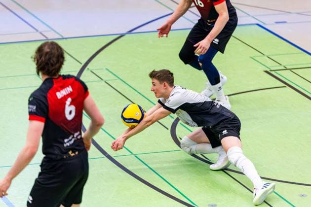 09.02.2025, GER, Volleyball, 2.BL Maenner Sued, Saison 2024 2025, Blue Volleys Gotha - Barock Volleys MTV Ludwigsburg Laurin Schiegl (Barock Volleys MTV Ludwigsburg) 99867 Gotha Sporthalle Sportanlage Ernesti Thüringen Deutschland