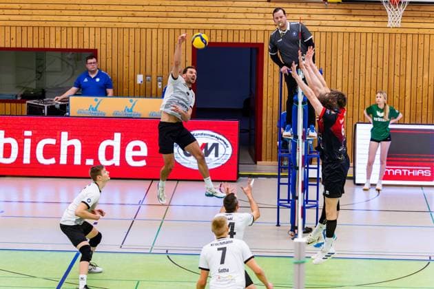 09.02.2025, GER, Volleyball, 2.BL Maenner Sued, Saison 2024 2025, Blue Volleys Gotha - Barock Volleys MTV Ludwigsburg Dominik Duchac (Blue Volleys Gotha) 99867 Gotha Sporthalle Sportanlage Ernesti Thüringen Deutschland