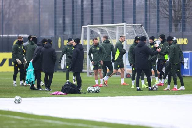 10.02.2025, Abschlusstraining zum UEFA Champions League Spiel zwischen Borussia Dortmund und Sporting Lissabon, Die Spieler des BVB begrüßen sich, Dortmund Trainingsgelände Borussia Dortmund NRW Deutschland xRHR-FOTO DEx Copyright: DennisxEwert RHR-FOTOx RHR-FOTO DE