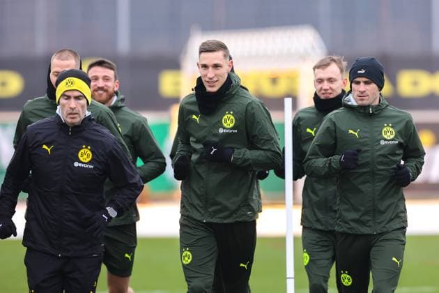 Sport Bilder des Tages 10.02.2025, Abschlusstraining zum UEFA Champions League Spiel zwischen Borussia Dortmund und Sporting Lissabon, v. l. Athletiktrainer Shad Forsythe (Borussia Dortmund), Salih Özcan (Borussia Dortmund), Nico Schlotterbeck (Borussia Dortmund), Maximilian Beier (Borussia Dortmund), Pascal Groß (Borussia Dortmund), Dortmund Trainingsgelände Borussia Dortmund NRW Deutschland xRHR-FOTO DEx Copyright: DennisxEwert RHR-FOTOx RHR-FOTO DE