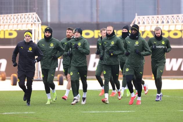 10.02.2025, Abschlusstraining zum UEFA Champions League Spiel zwischen Borussia Dortmund und Sporting Lissabon, v. l. Performance Manager Shad Forsythe (Borussia Dortmund), Emre Can (Borussia Dortmund), Salih Özcan (Borussia Dortmund), Pascal Groß (Borussia Dortmund), Waldemar Anton (Borussia Dortmund), Serhou Guirassy (Borussia Dortmund), Julian Ryerson (Borussia Dortmund), Dortmund Trainingsgelände Borussia Dortmund NRW Deutschland xRHR-FOTO DEx Copyright: DennisxEwert RHR-FOTOx RHR-FOTO DE