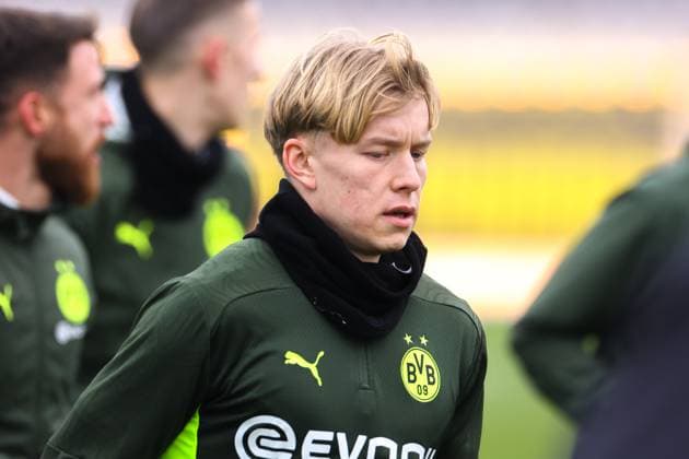 10.02.2025, Abschlusstraining zum UEFA Champions League Spiel zwischen Borussia Dortmund und Sporting Lissabon, Daniel Svensson (Borussia Dortmund), Dortmund Trainingsgelände Borussia Dortmund NRW Deutschland xRHR-FOTO DEx Copyright: DennisxEwert RHR-FOTOx RHR-FOTO DE