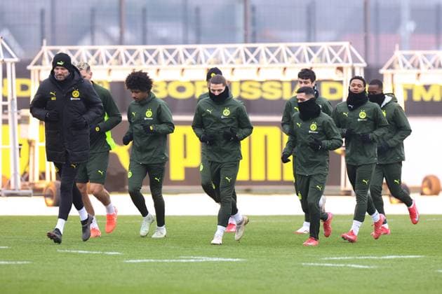 10.02.2025, Abschlusstraining zum UEFA Champions League Spiel zwischen Borussia Dortmund und Sporting Lissabon, v. l. Athletiktrainer Mathias Kolodziej (Borussia Dortmund), Karim Adeyemi (Borussia Dortmund), Marcel Sabitzer (Borussia Dortmund), Yan Couto (Borussia Dortmund), Julien Duranville (Borussia Dortmund), Jamie Gittens (Borussia Dortmund), Dortmund Trainingsgelände Borussia Dortmund NRW Deutschland xRHR-FOTO DEx Copyright: DennisxEwert RHR-FOTOx RHR-FOTO DE