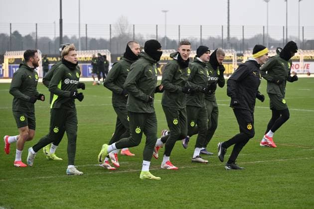 Laufeinheit der Spieler, mitte Emre Can (Borussia Dortmund), Nico Schlotterbeck (Borussia Dortmund), re. 10.02.2025, Fussball 1. Bundesliga, Saison 2024 2025, Training Borussia Dortmund Dortmund Nordrhein Westfalen Deutschland