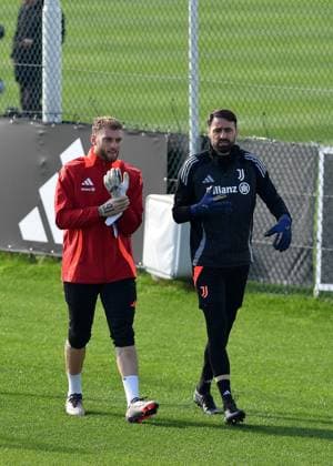Michele Di Gregorio of Juventus FC and Carlo Pinsoglio of Juventus FC during the 2024 2025 Champions League training at JTC Continassa on February 10, 2025 in Turin, Italy - ph Giuliano Marchisciano  Copyright: xGiulianoxMarchisciano IPAxSportx xipa-agency.netx xx IPA_53887011 IPA_Agency_IPA53887011