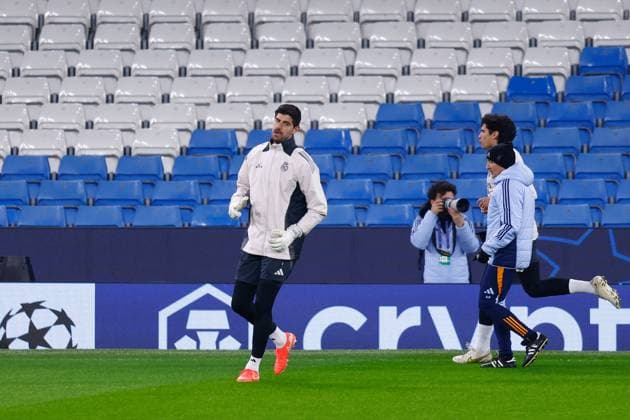 February 10, 2025, Manchester, Manchester, ENGLAND: Thibaut Courtois of Real Madrid warms up during the UEFA Champions League 2024 25 League Knockout Play-off First Leg Training And press conference, PK, Pressekonferenz at Manchester City Stadium on February 10, 2025 in Manchester, England. Manchester ENGLAND - ZUMAa181 20250210_zaa_a181_159 Copyright: xDennisxAgyemanx