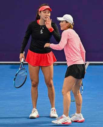 (250211) -- DOHA, Feb. 11, 2025 -- Wang Xinyu Zheng Saisai (R) compete during the women s doubles round of 32 match between Elise Mertens (Belgium) Ellen Perez (Australia) and Wang Xinyu Zheng Saisai of China at the WTA, Tennis Damen Qatar Open tennis tournament in Doha, Qatar, on Feb. 10, 2025. (Photo by Xinhua) (SP)QATAR-DOHA-TENNIS-WTA-QATAR OPEN Nikku 