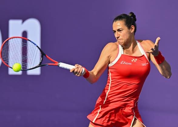 WTA, Tennis Damen QATAR OPEN TENNIS TOURNAMENT ROUND OF 32 Caroline Garcia of France competes in her round of 32 match against Jasmine Paolini of Italy during the WTA Qatar TotalEnergies Open 2025 tennis tournament at the Khalifa International Tennis Complex in Doha, Qatar, on February 11, 2025. Copyright: xNOUSHADx