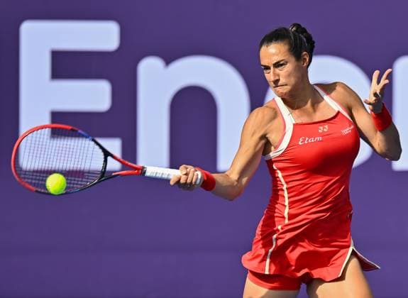 WTA, Tennis Damen QATAR OPEN TENNIS TOURNAMENT ROUND OF 32 Caroline Garcia of France competes in her round of 32 match against Jasmine Paolini of Italy during the WTA Qatar TotalEnergies Open 2025 tennis tournament at the Khalifa International Tennis Complex in Doha, Qatar, on February 11, 2025. Copyright: xNOUSHADx